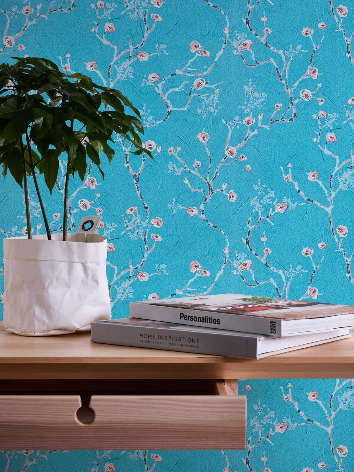             Papier peint bleu avec motif de fleurs de cerisier dans le style japonais
        