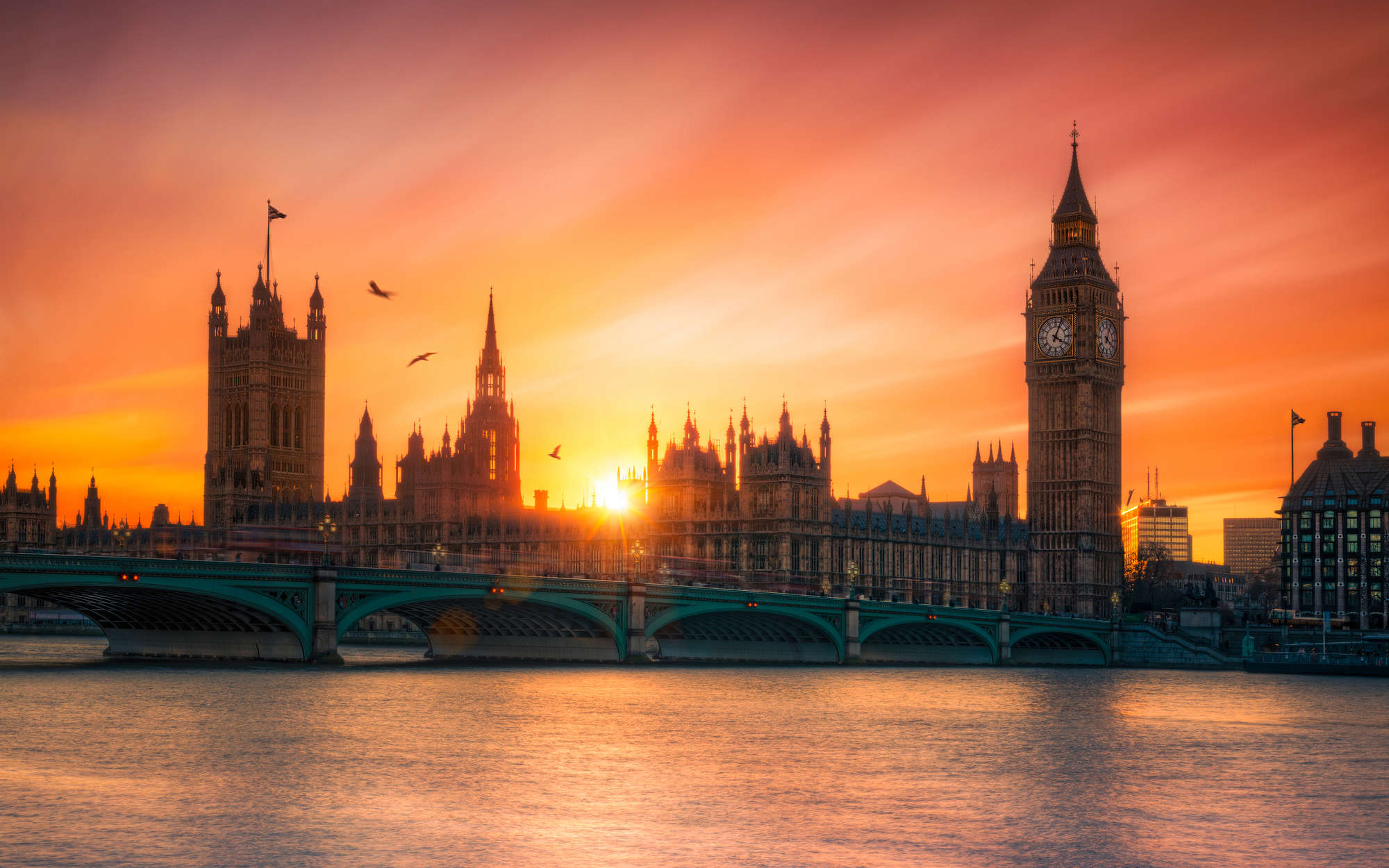             Photo wallpaper London skyline at sunset - pearlescent smooth fleece
        