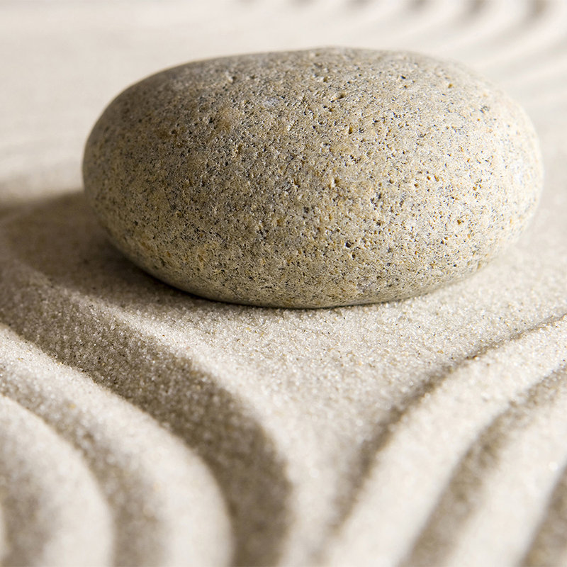Digital behangen in het zand met steen - Premium glad vlies
