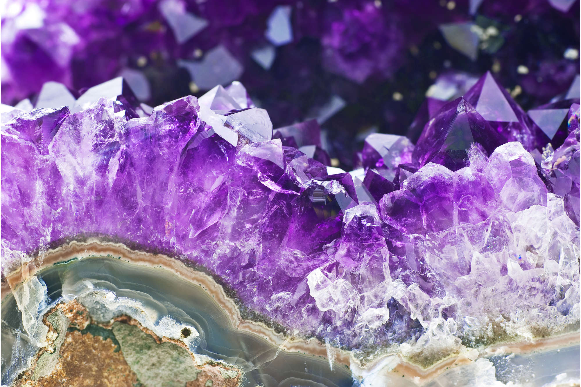             Fotomurali Ametista e cristalli in viola - Vello liscio madreperlato
        