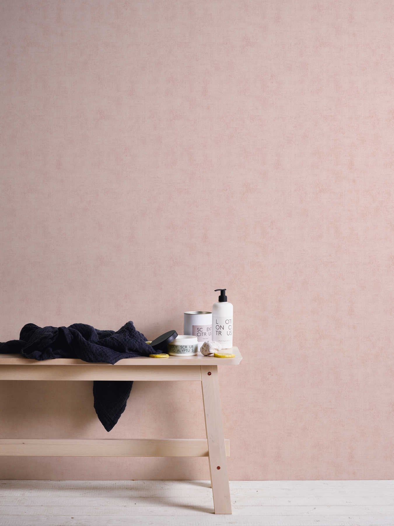            Wallpaper with discreet structure design - pink
        