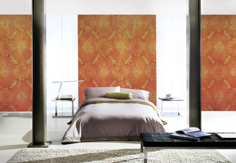             Papel Pintado Naranja con Patrón de Ornamentos y Aspecto Usado
        