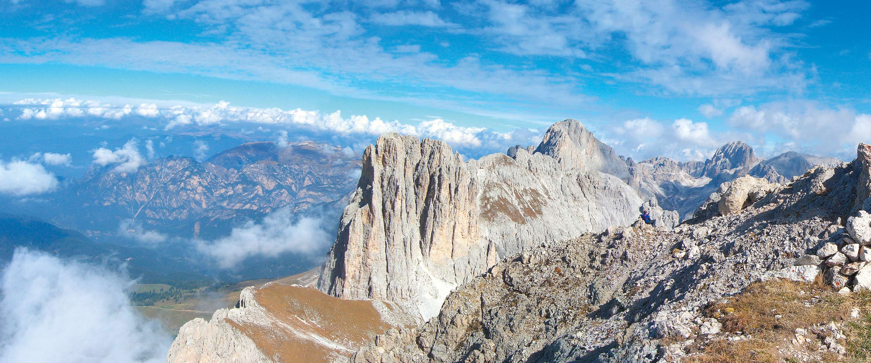             Bergtop - fotobehang met bergpanorama & wollen deken
        