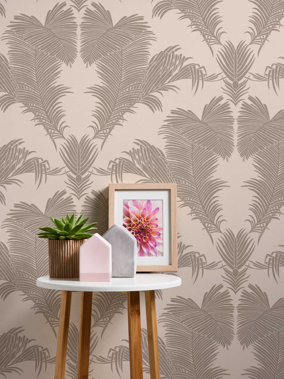             Papel pintado de hojas de palmera rosa con efecto metálico y mate
        