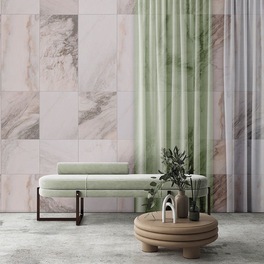 papier peint en papier panoramique »nova 2« - rideaux pastel sur mur de marbre beige - intissé premium lisse et légèrement brillant
