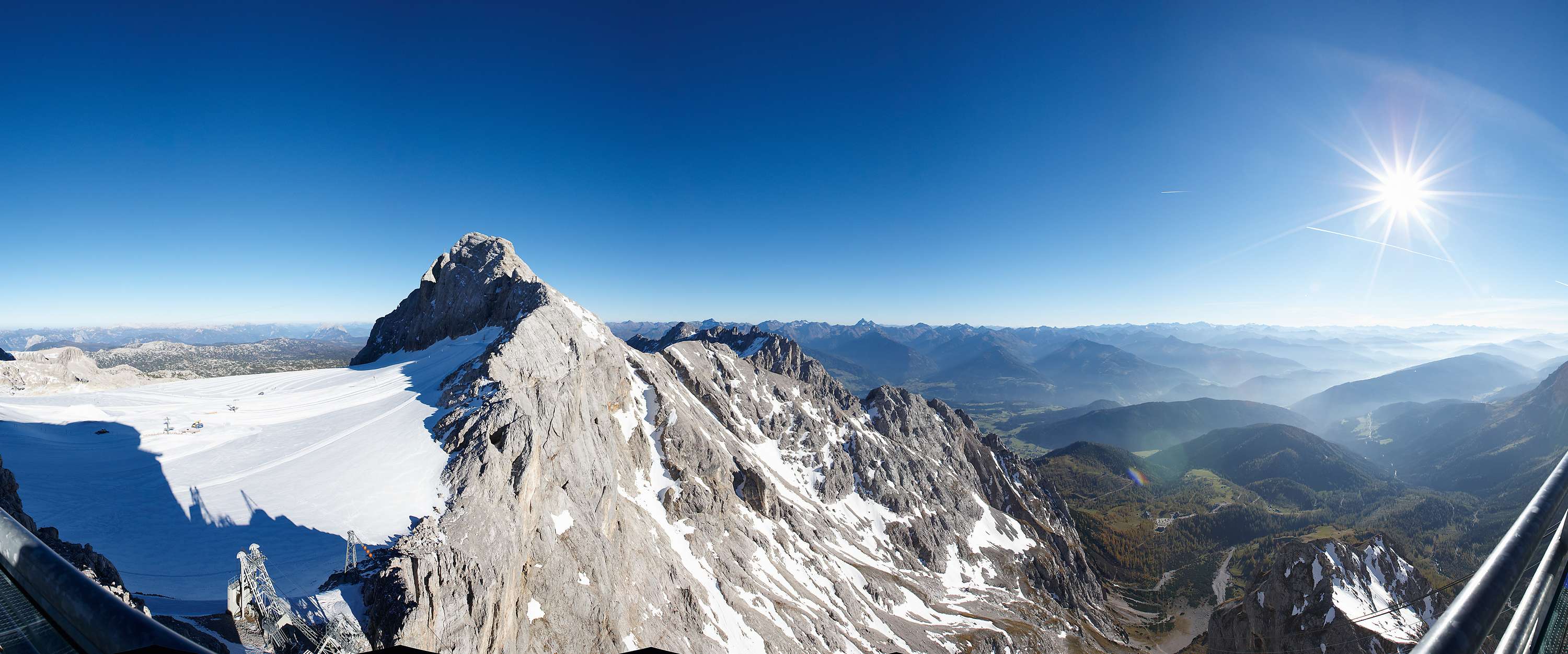             Picco della montagna - Sfondo fotografico con panorama montano e cielo
        