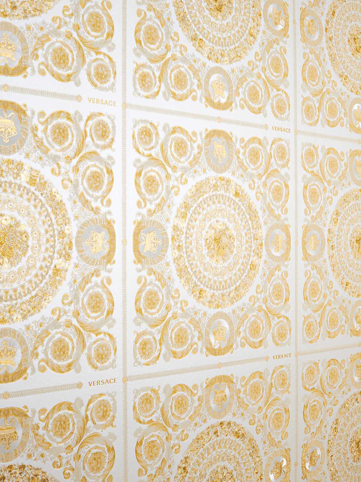             Papier peint luxueux VERSACE Home couronnes et roses - or, blanc, crème
        