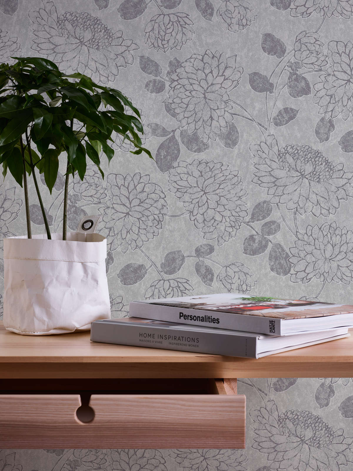             Non-woven wallpaper with floral pattern and gloss effect - light grey, silver
        