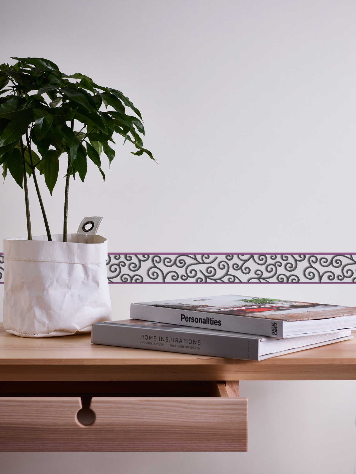             Frise de papier peint motif moderne de rinceaux - noir, violet, blanc
        
