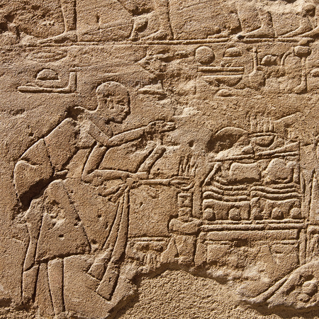 Carta da parati fotografica con antico dipinto egiziano in pietra
