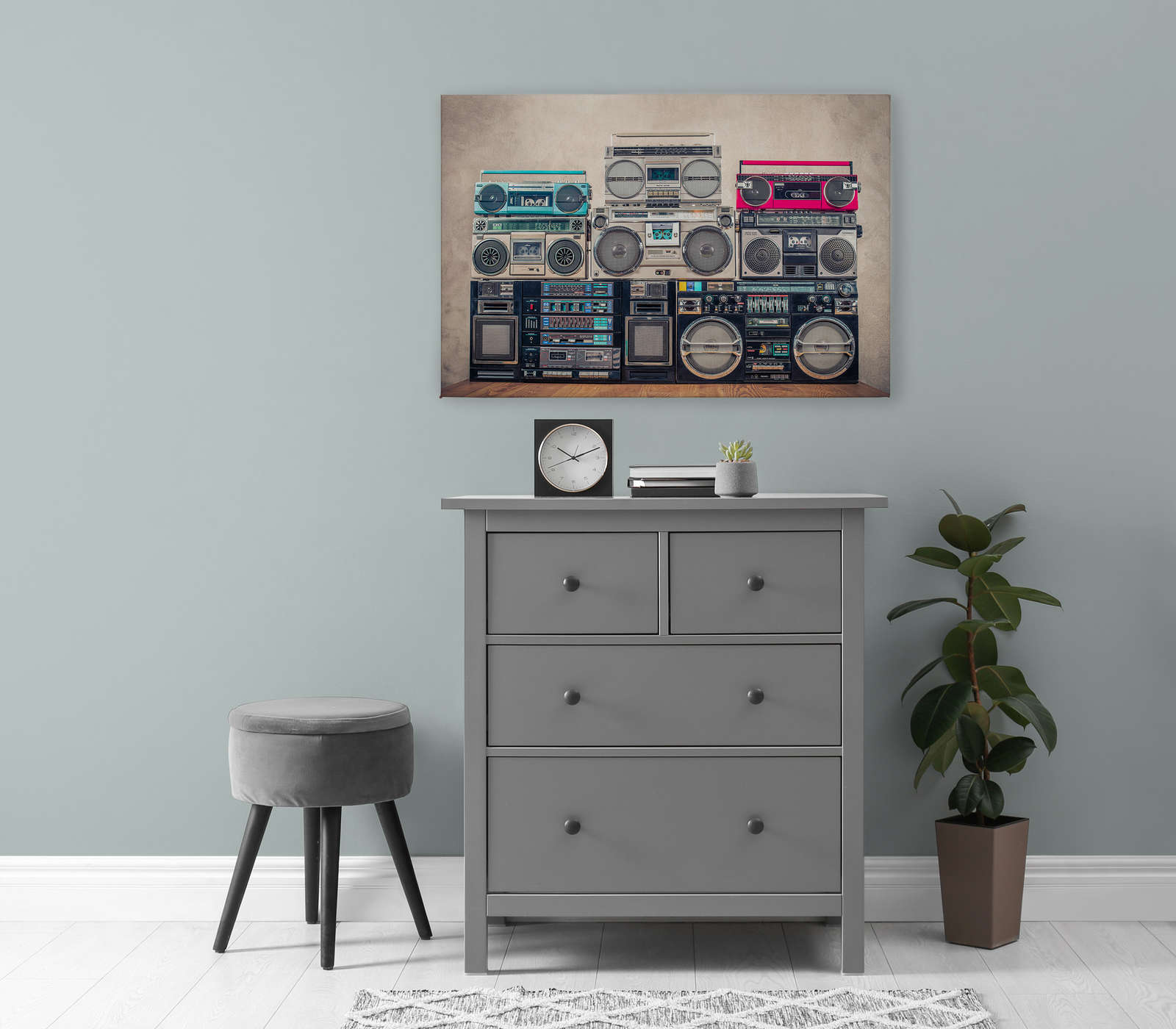             Canvas painting Radios on wooden table in front of wall - 0,90 m x 0,60 m
        