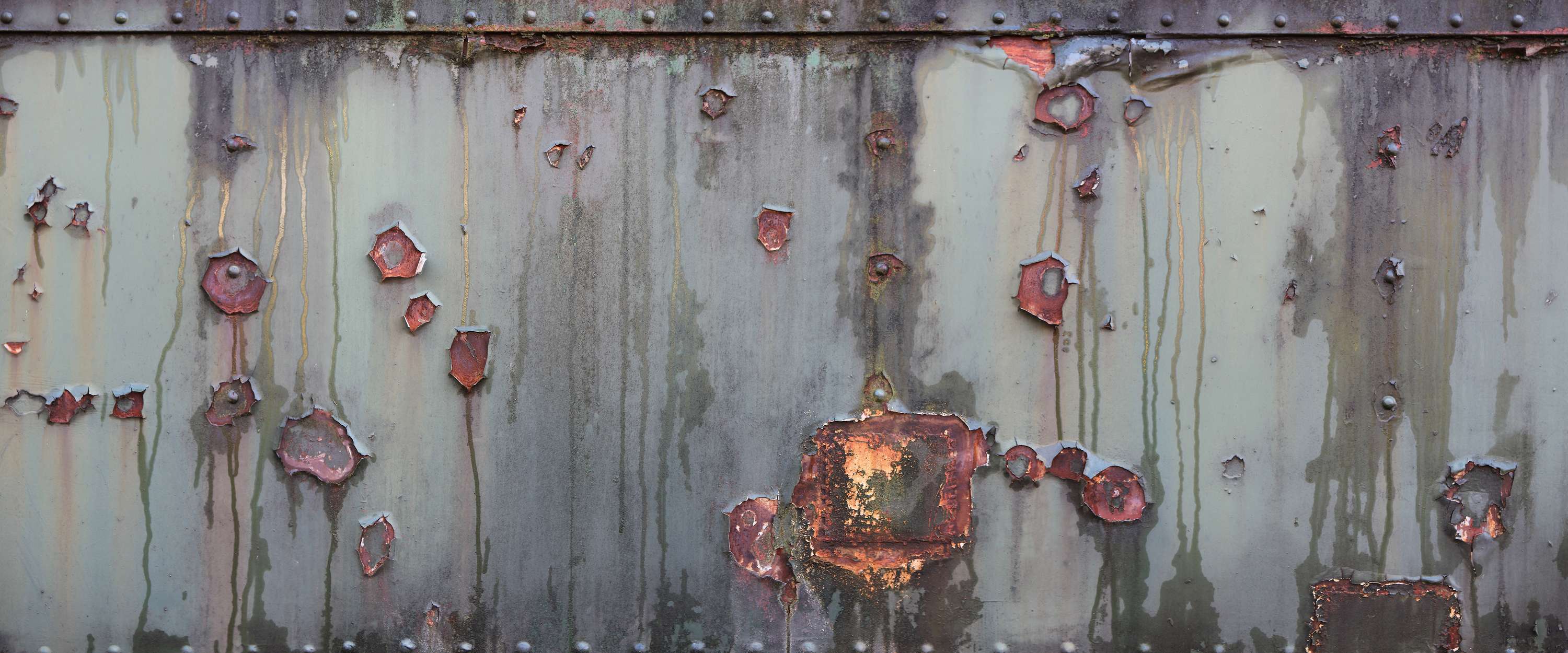             Pared metálica - Papel pintado industrial con aspecto oxidado y usado
        