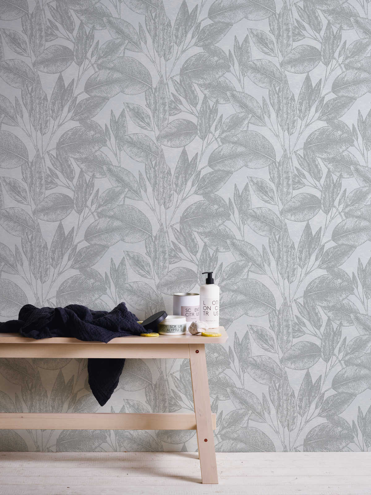             Vintage look leaf pattern wallpaper - grey, metallic
        