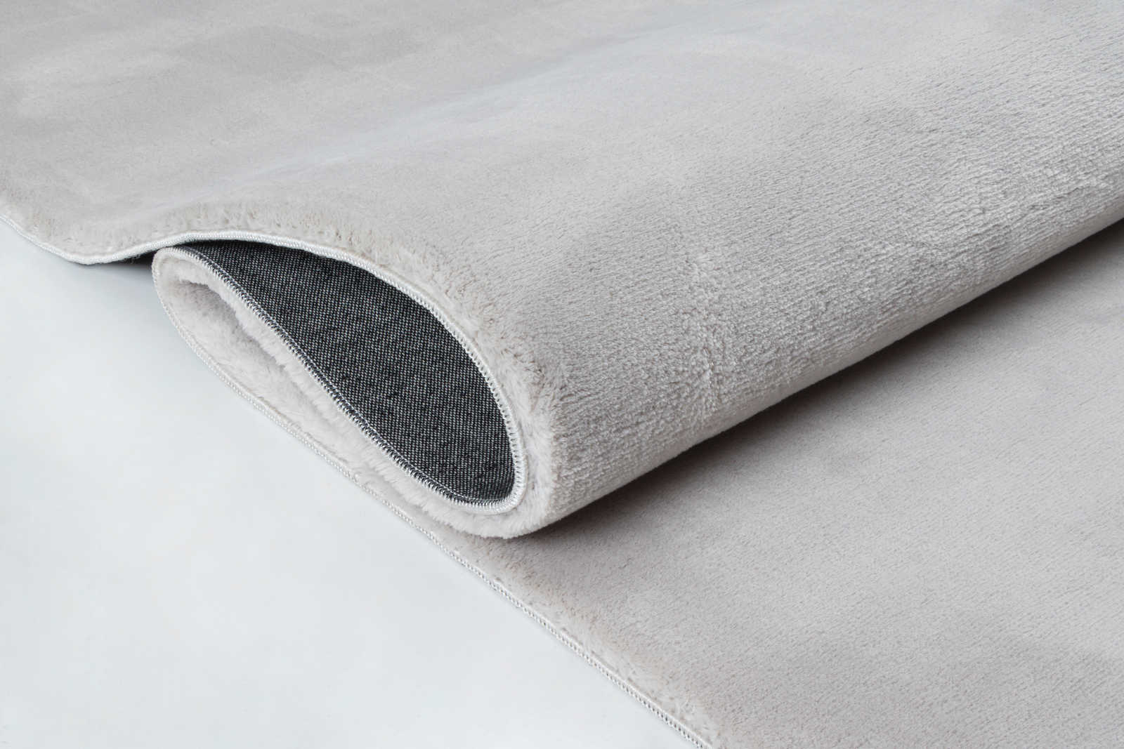             Acogedora alfombra de pelo alto en gris suave - 110 x 60 cm
        