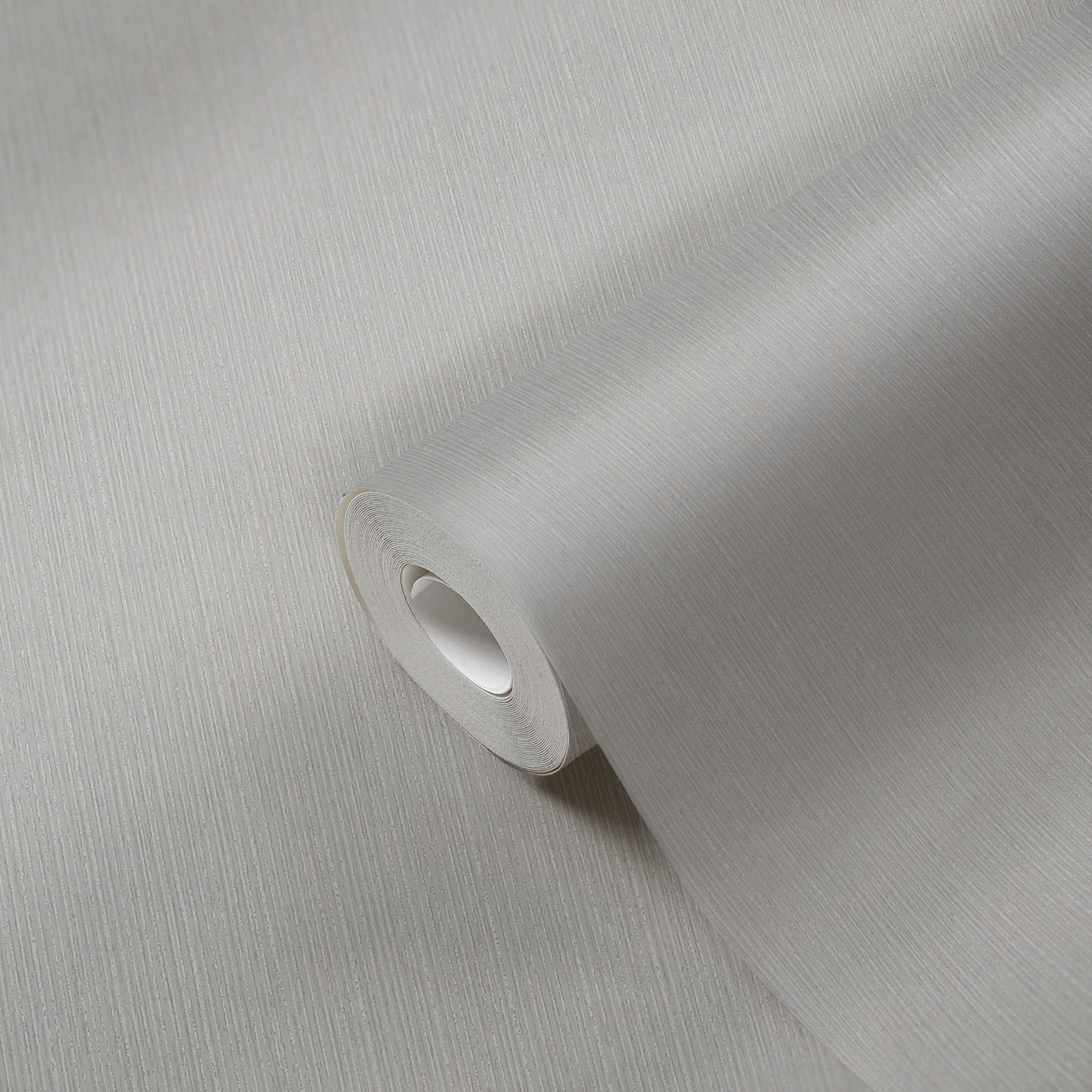             Papier peint intissé gris béton uni avec effet de lignes structurées
        