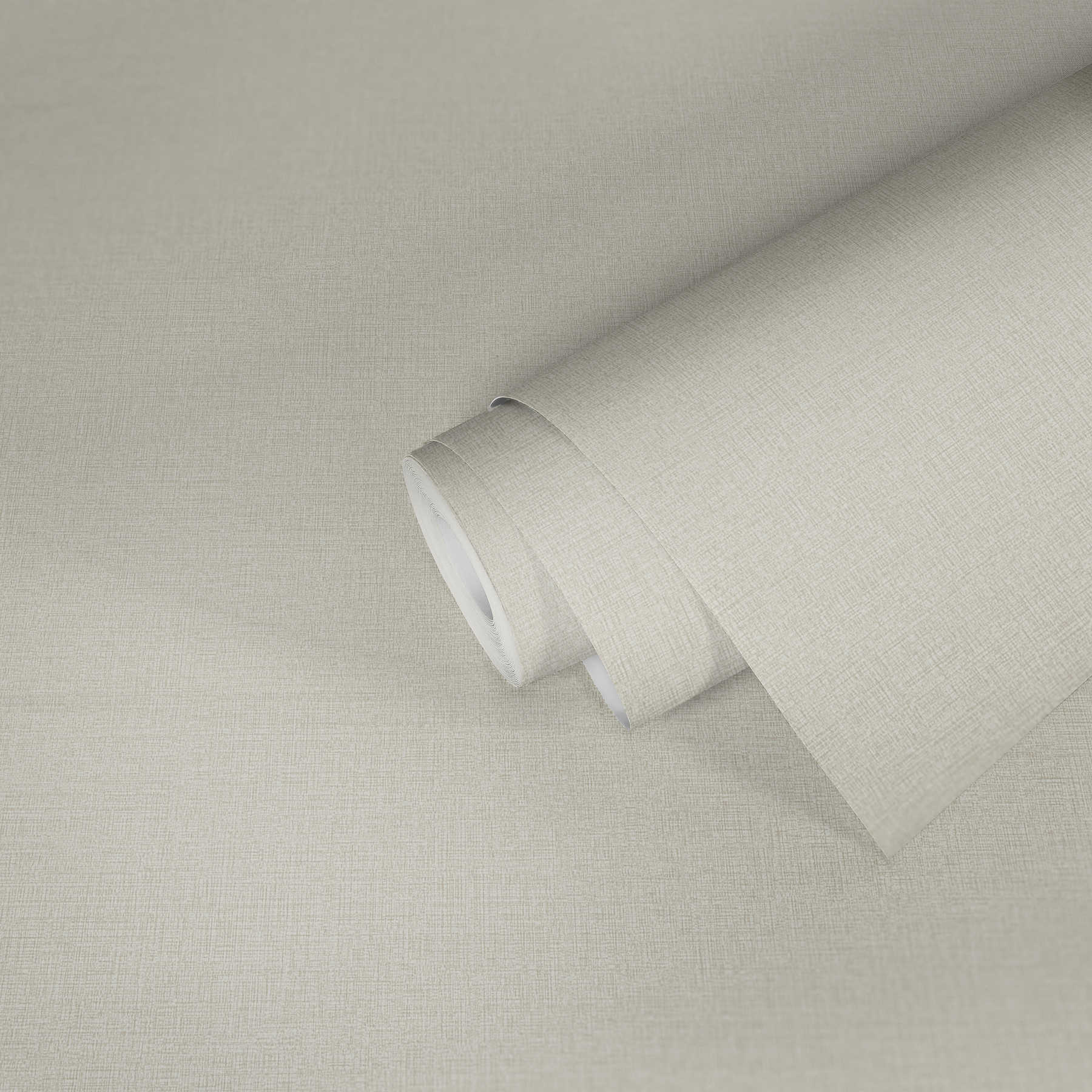             Papier peint aspect lin crème avec design textile
        