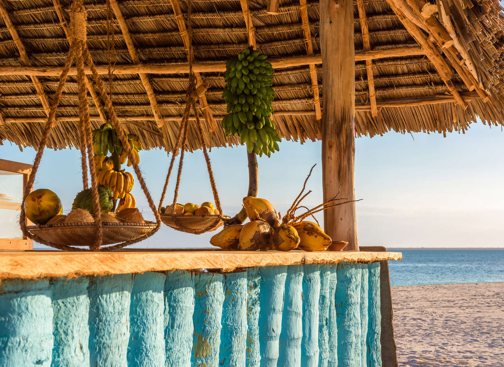             Bar de plage avec vue sur la mer - Marron, bleu, vert
        