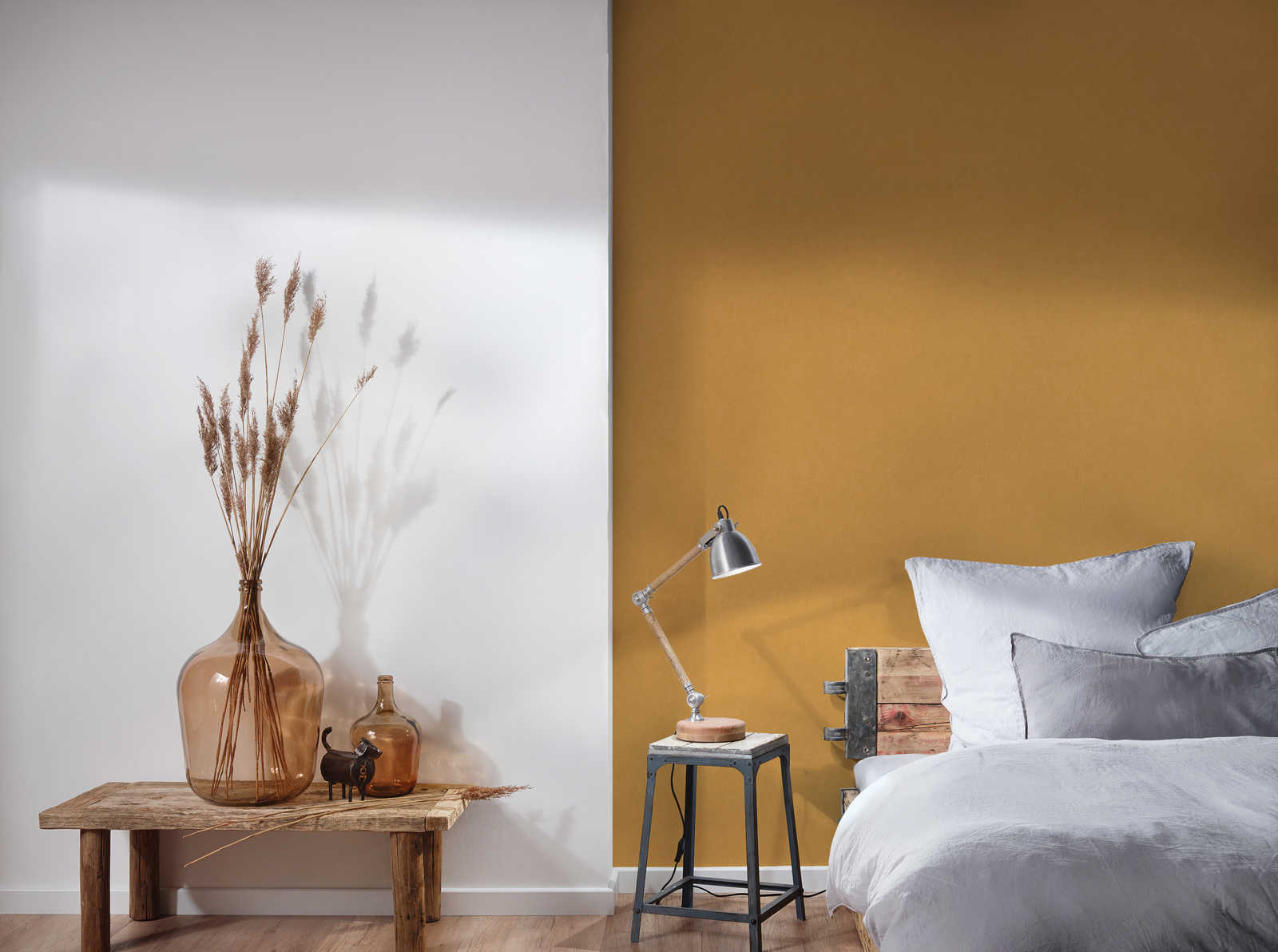             Linen look wallpaper with rustic texture design - yellow
        
