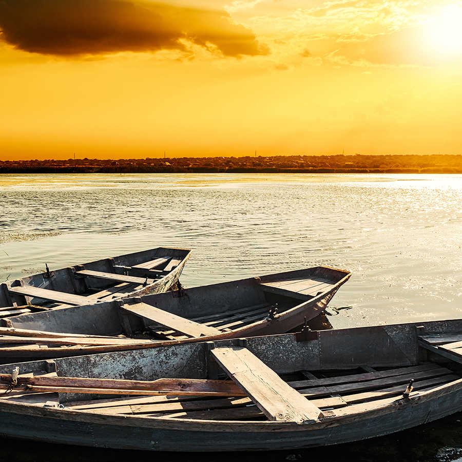 Natuurbehang houten boten aan het meer op structuurloze stof
