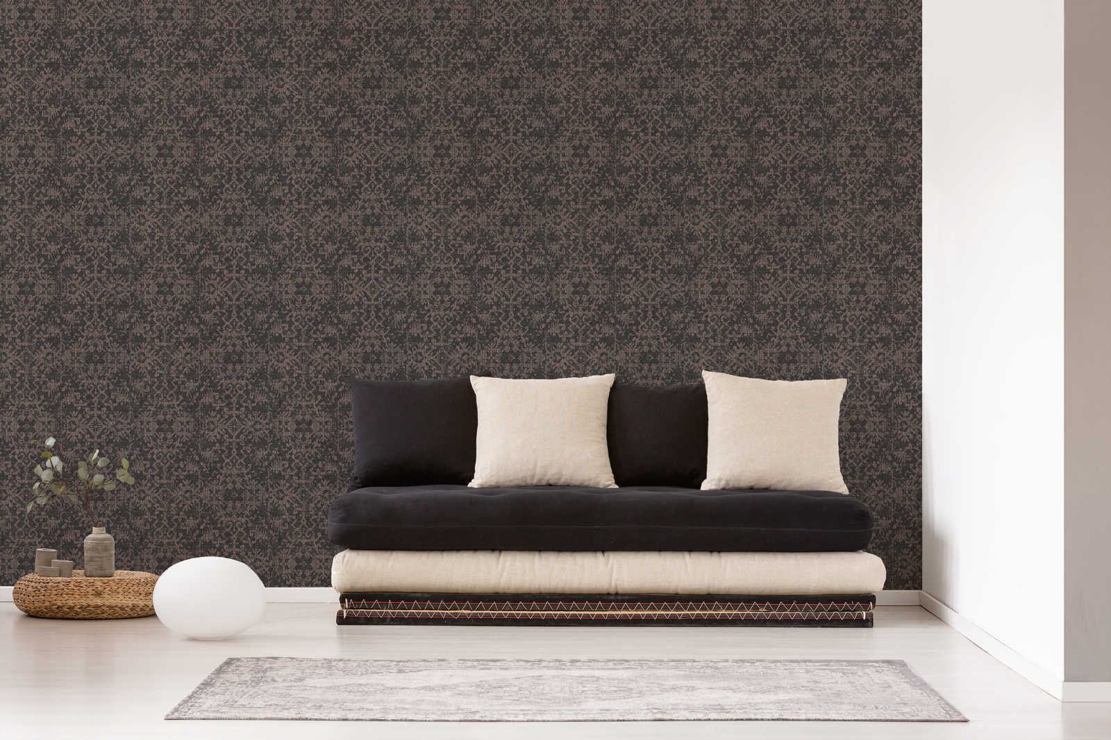             Zwart behang met textiellook en tapijtdesign
        