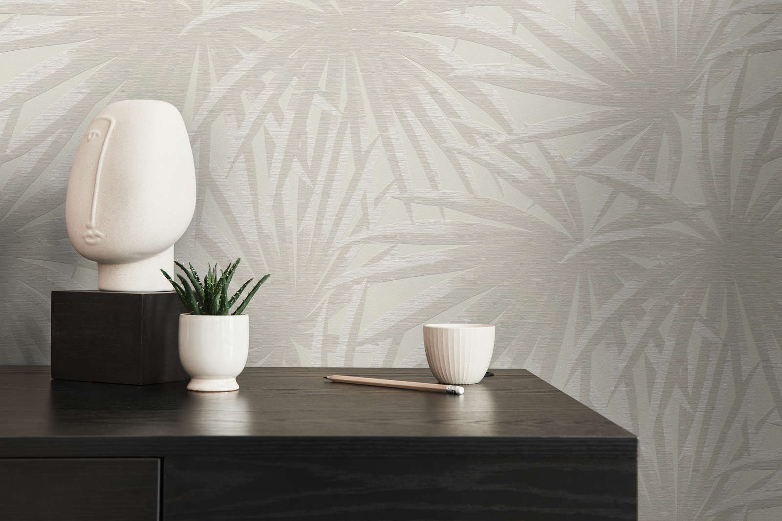             Non-woven wallpaper with palm leaf pattern in soft colours - cream, light grey
        