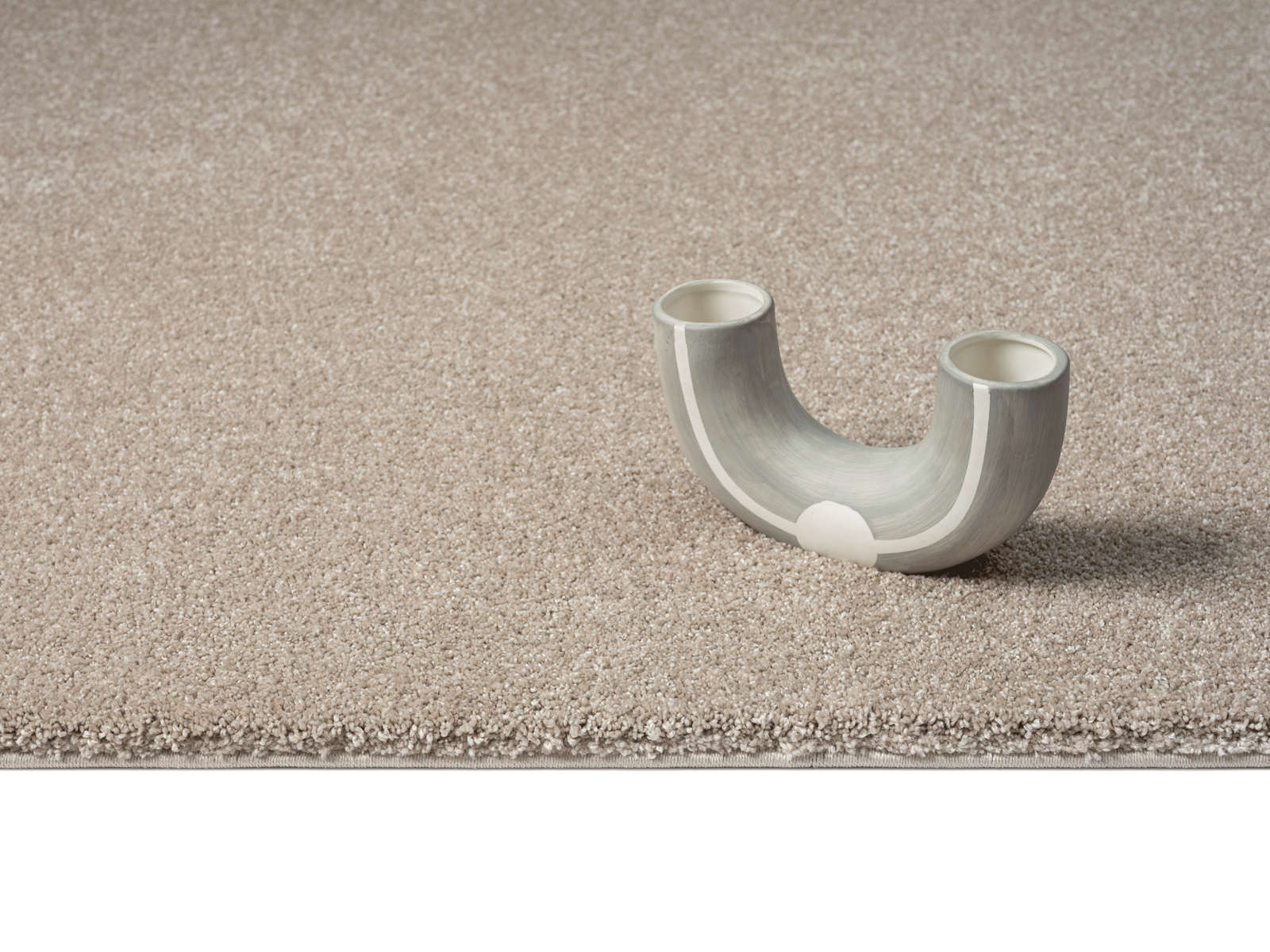             Soft short pile carpet in beige - 230 x 160 cm
        