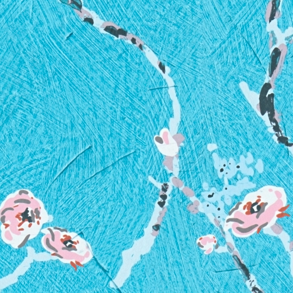             Papel pintado azul con motivos de flores de cerezo en estilo japonés
        
