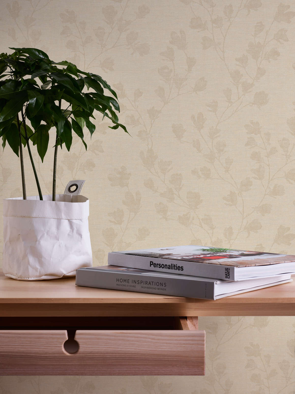             Papier peint à motifs avec des feuilles dans le style maison de campagne - crème, beige
        