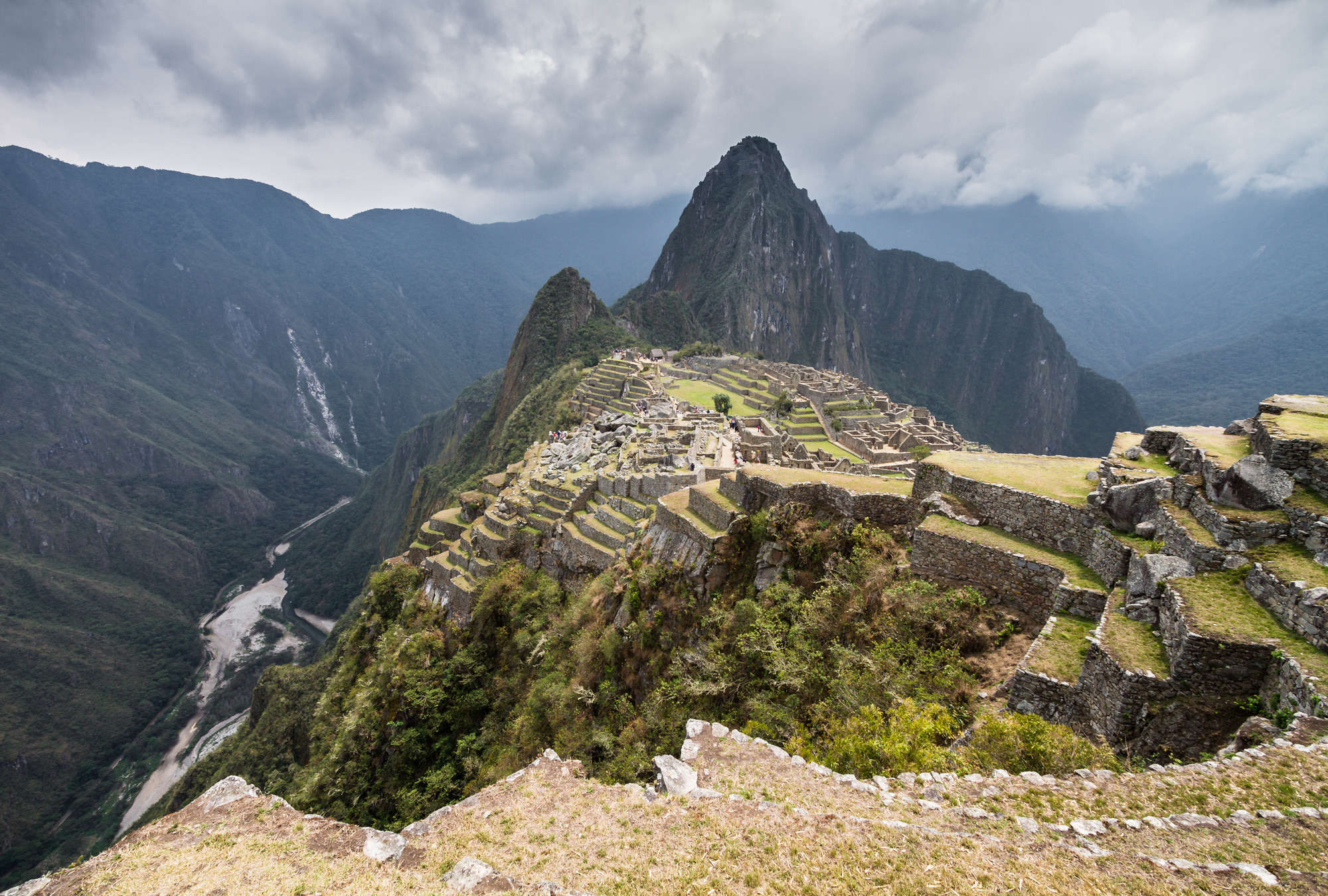            Mural pintoresco con vista al valle de Machu Picchu
        