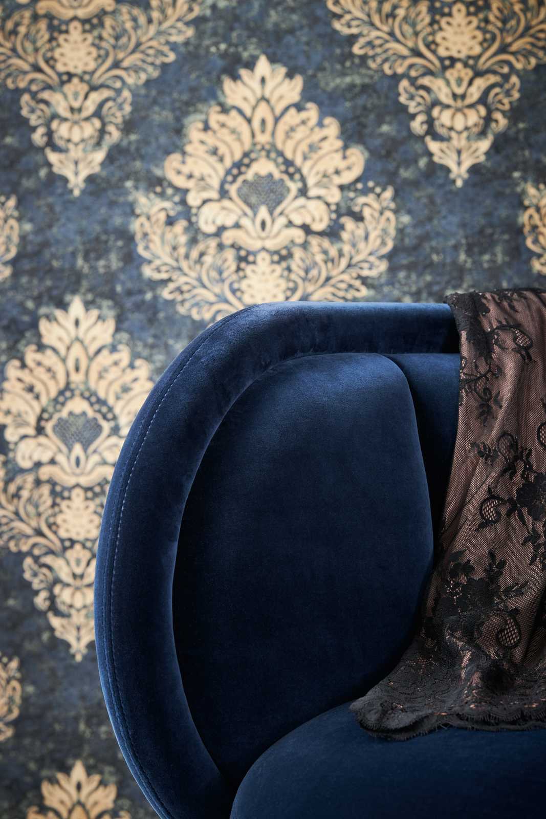             Ornamentaal behang met bloemmotief & goudeffect - beige, blauw, bruin
        