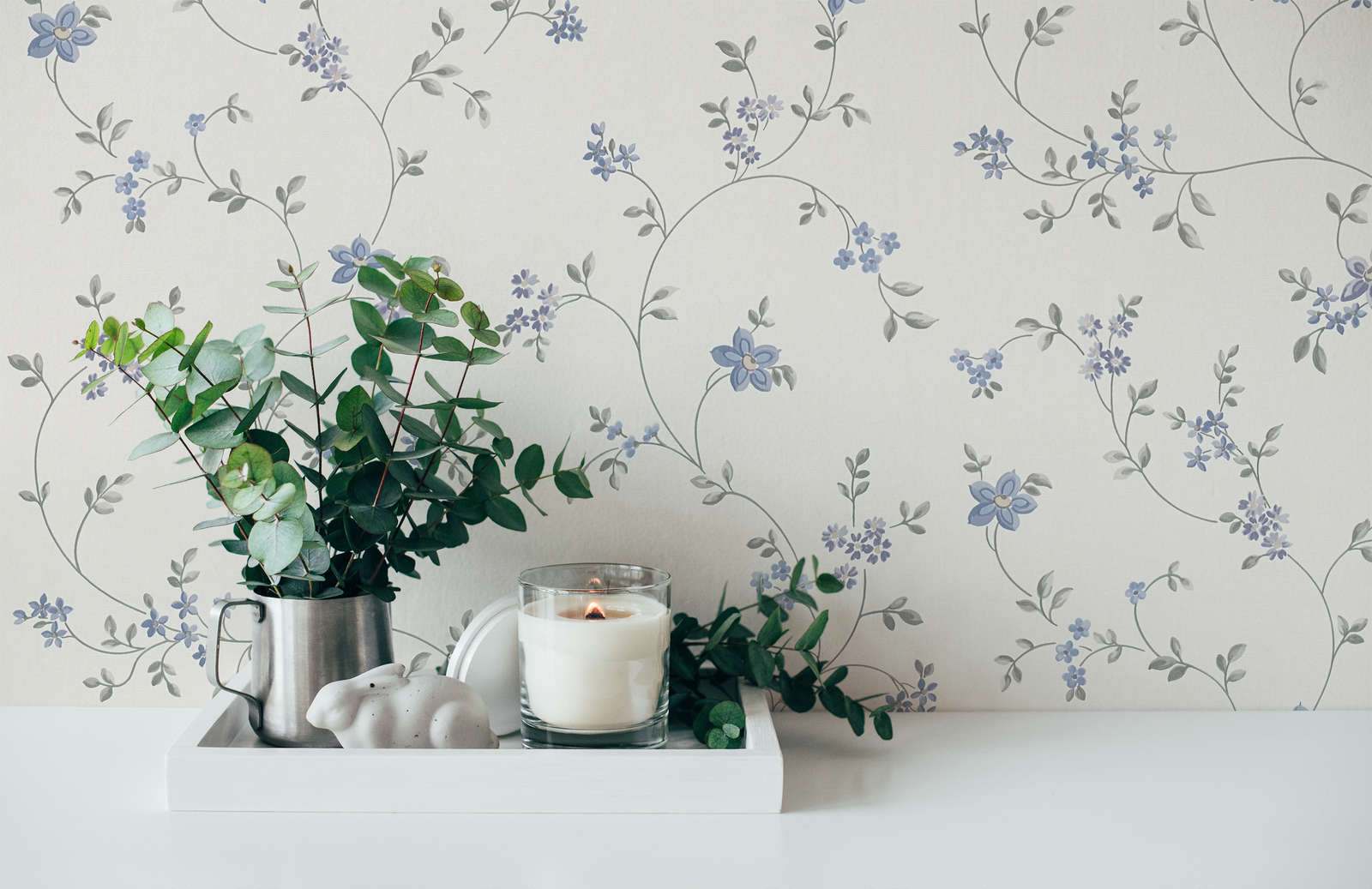             Papier peint intissé avec rinceaux fleuris style maison de campagne - crème, gris, bleu
        