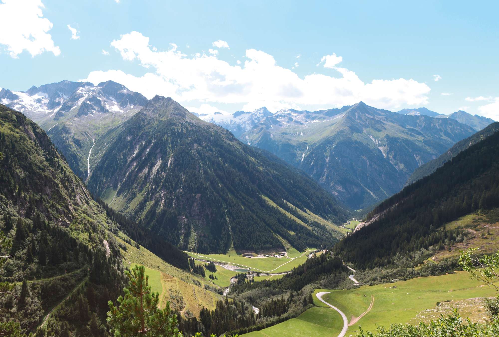             Papier peint panoramique avec les Alpes - vue sur la vallée en Autriche
        