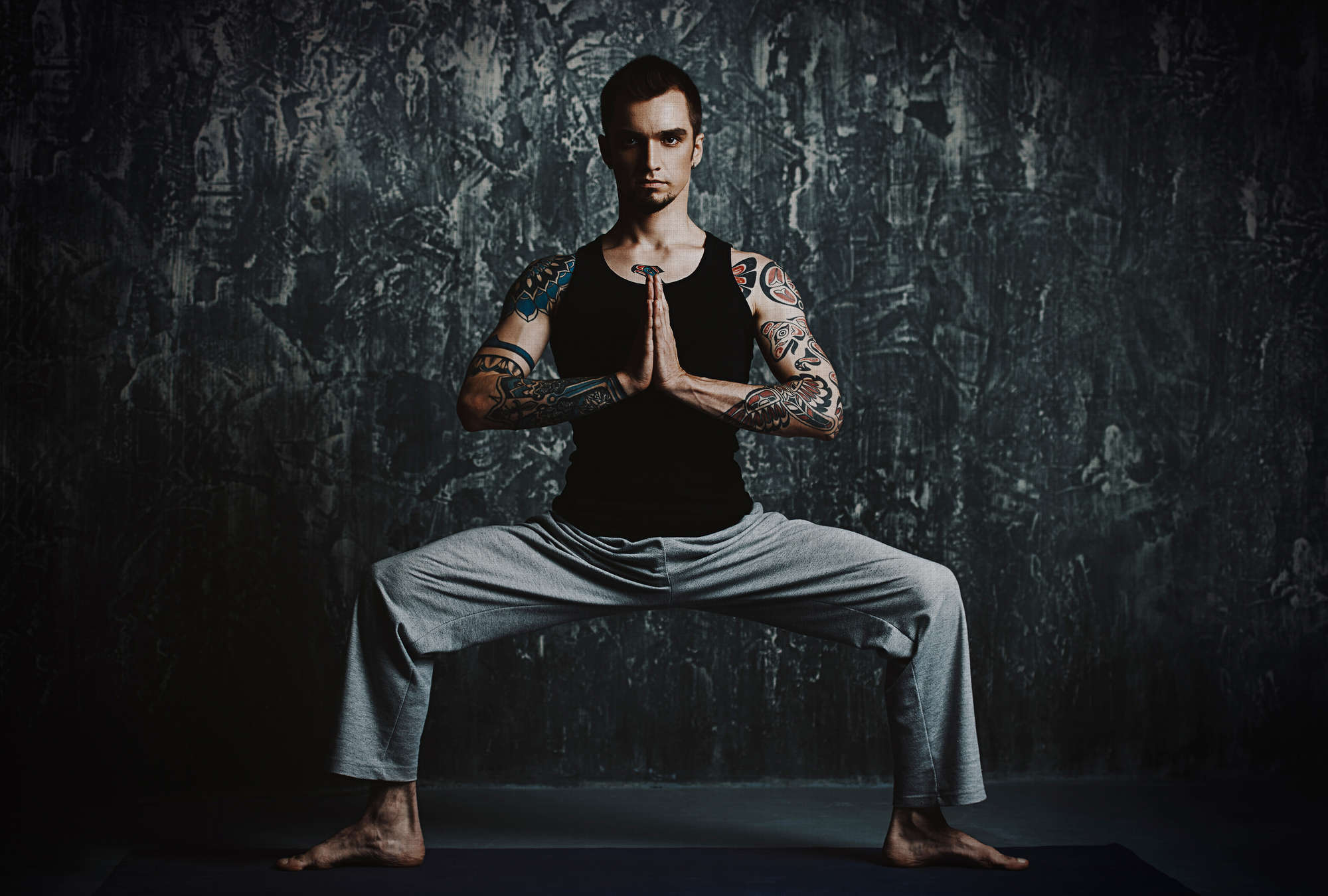            Chandra 1 - Man doing yoga pose as a photo wallpaper in natural linen structure - Blue, Black | Matt smooth fleece
        