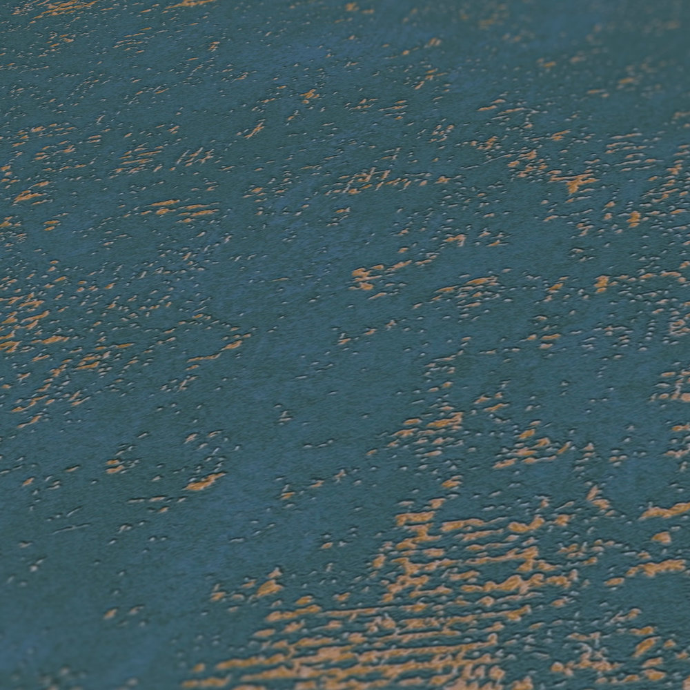            Papier peint bleu avec accent métallique doré et détails structurés
        
