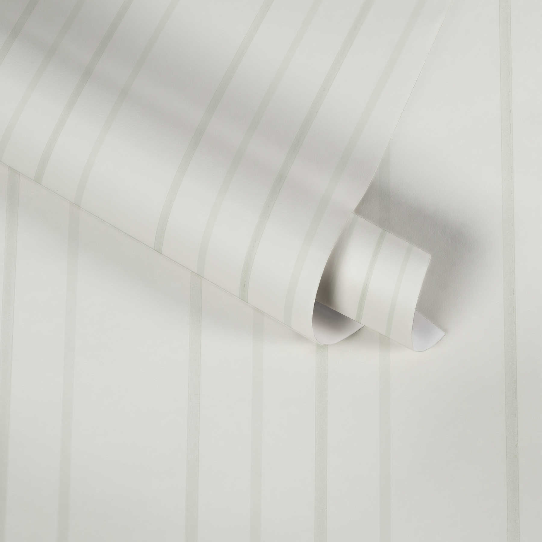             Cream white wallpaper with narrow stripe pattern - white
        