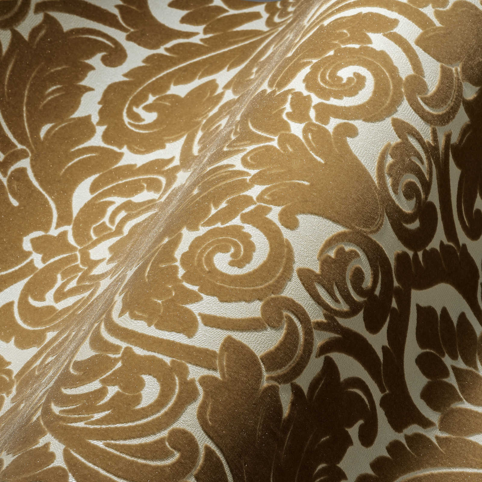             Papier peint baroque avec motif floqué soyeux en or
        