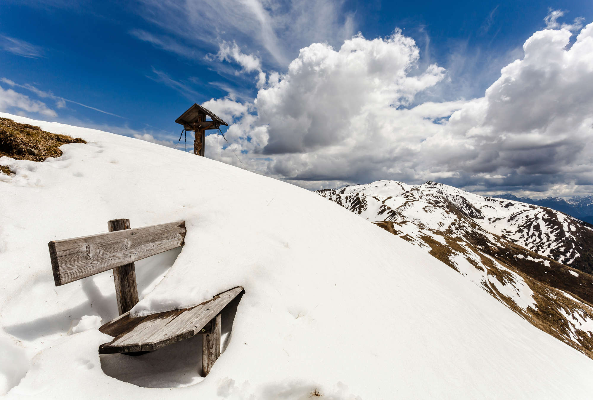             Papier peint panoramique paysage d'hiver dans les montagnes - banc enneigé
        