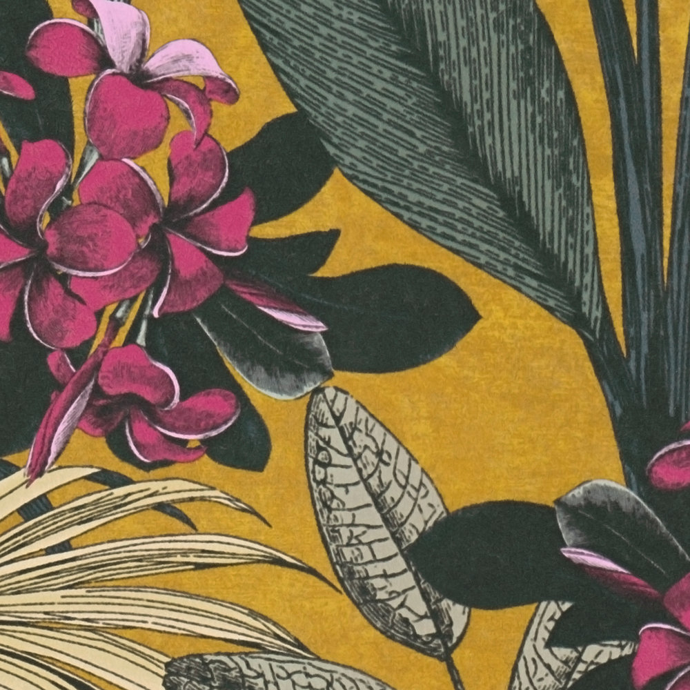             Papier peint jaune moutarde avec feuilles tropicales et motifs floraux
        