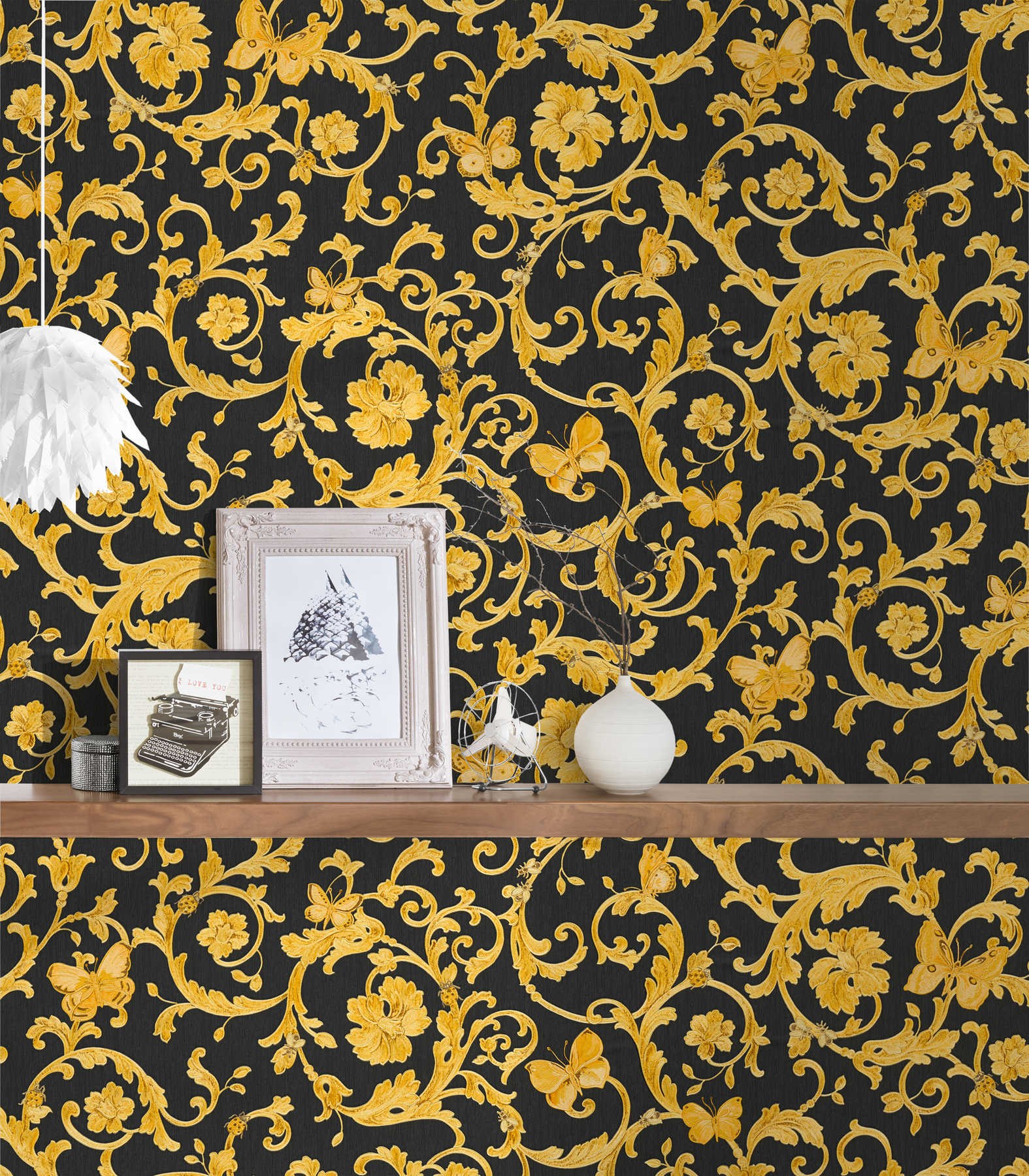             Zwart VERSACE behang met gouden ornamenten & vlinder
        