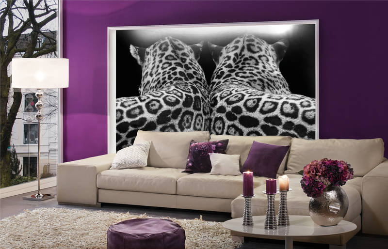             Mural de la pareja de leopardos sobre fondo negro
        