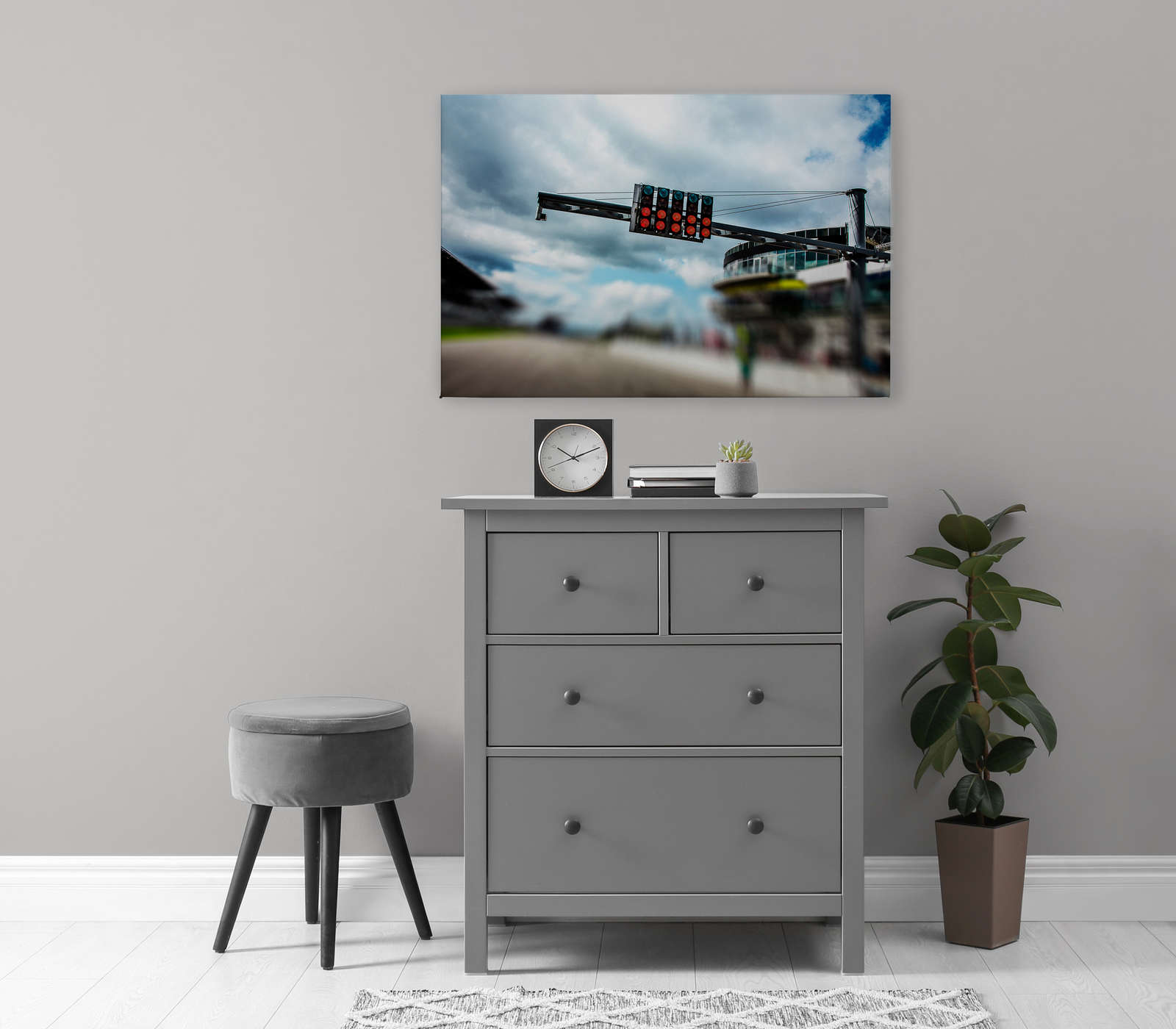             Canvas schilderij Racebaan met verkeerslichten en gebouw - 0,90 m x 0,60 m
        