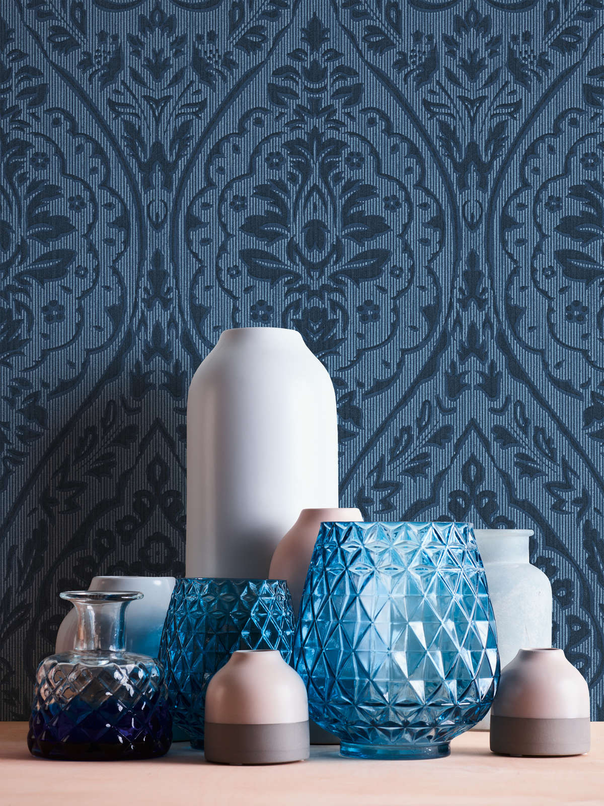             Non-woven wallpaper floral ornaments - blue
        