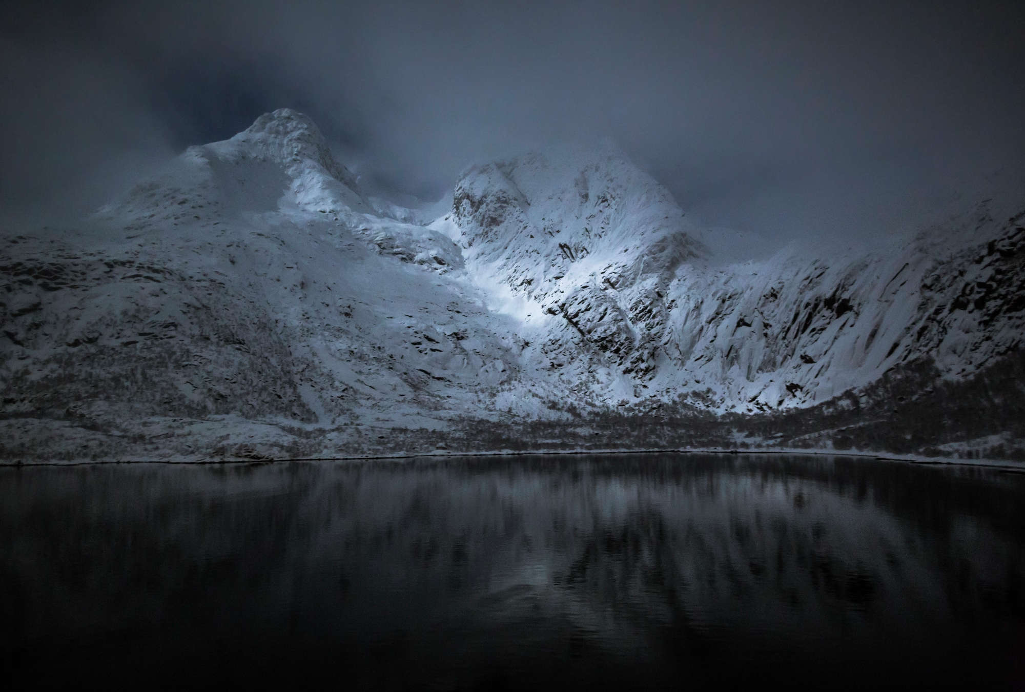             Sfondo Montagne e laghi - Lofoten in Norvegia di notte
        