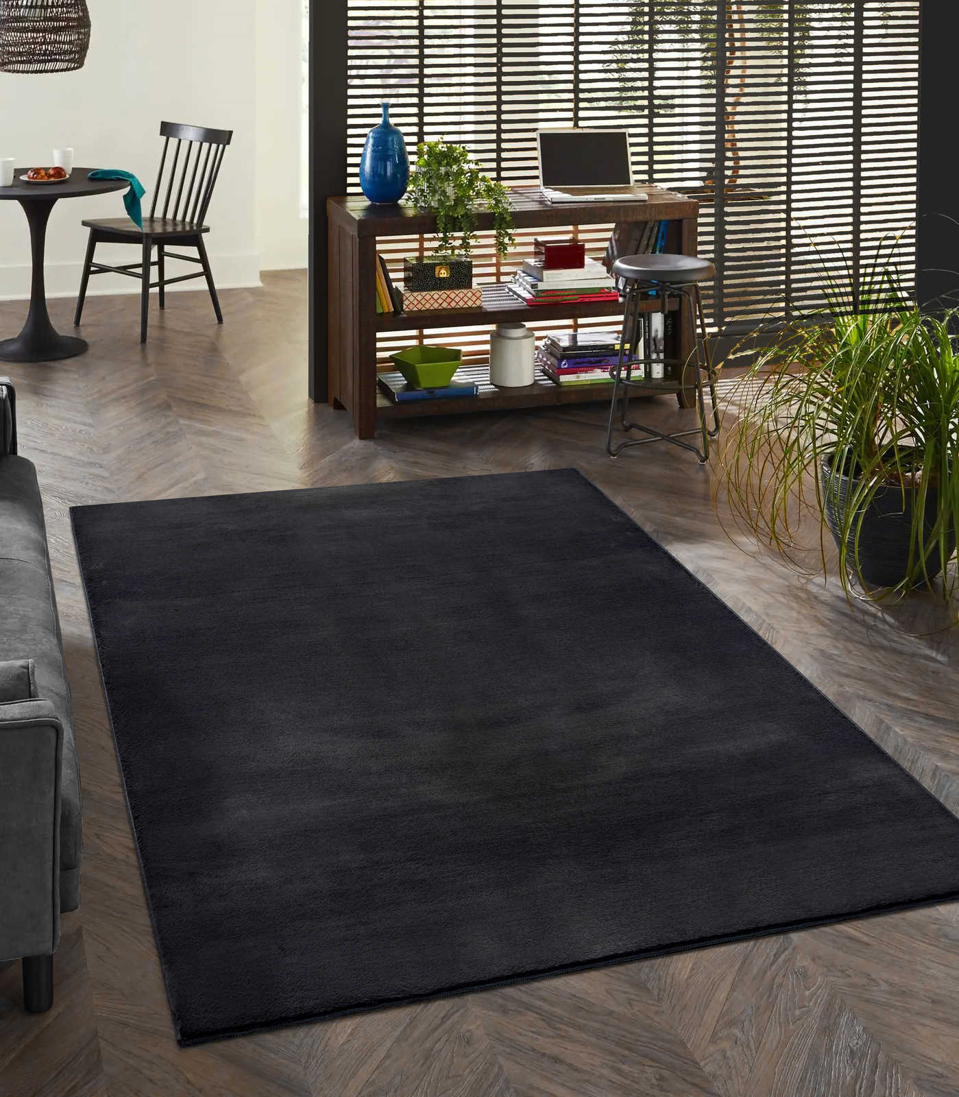 Cuddly soft high pile carpet in black - 100 x 50 cm
