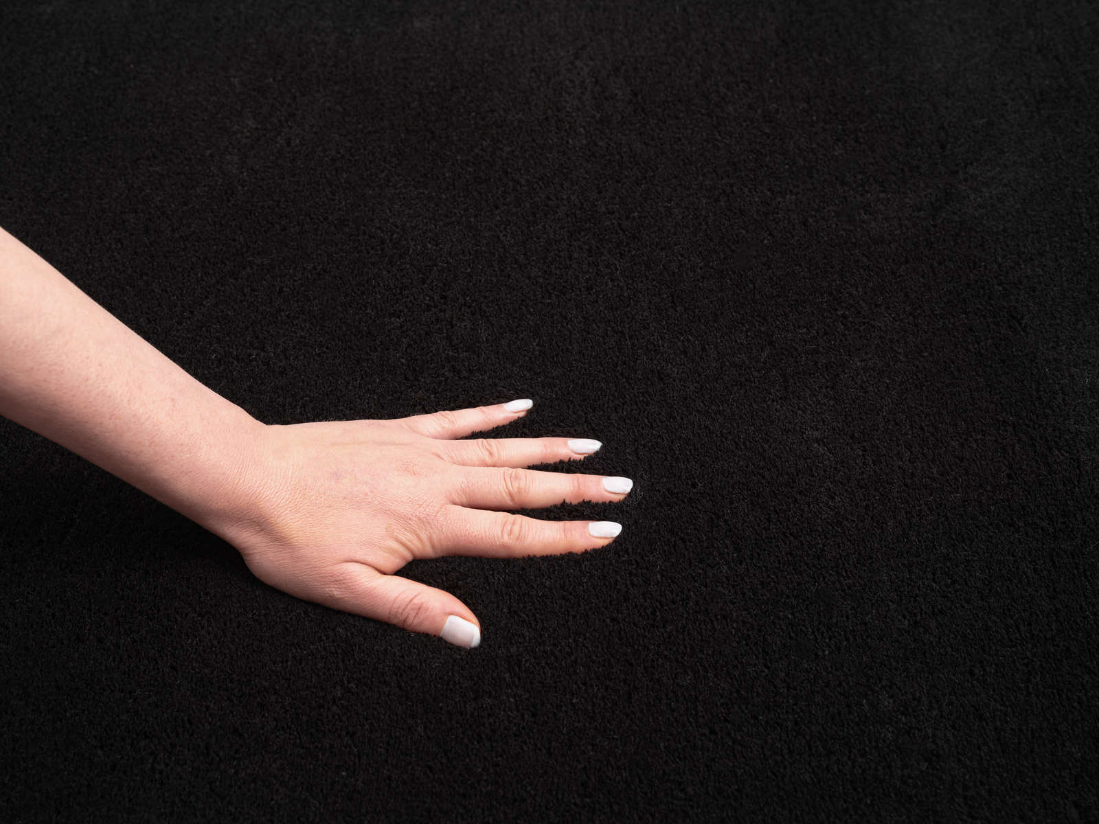             Velvety high pile carpet in black - 110 x 60 cm
        