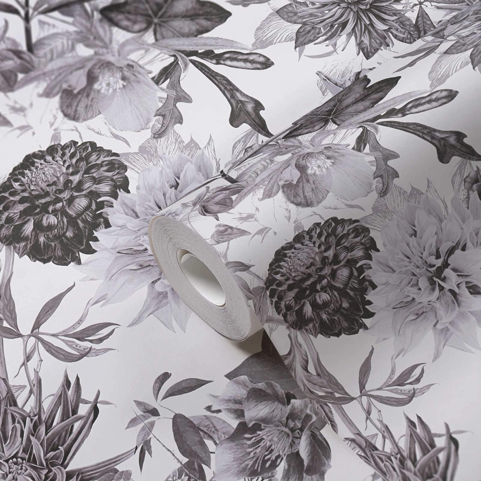             Papel pintado floral en blanco y negro con motivos florales
        