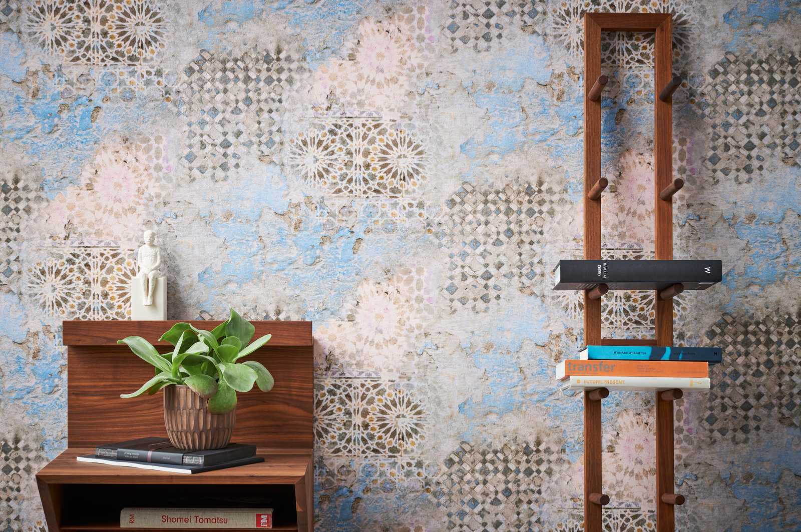             Kleurrijk mozaïekbehang met rustieke muurlook - beige, blauw, bruin
        