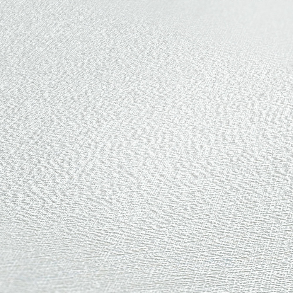             Papier peint gris clair mat avec motifs structurés discrets
        
