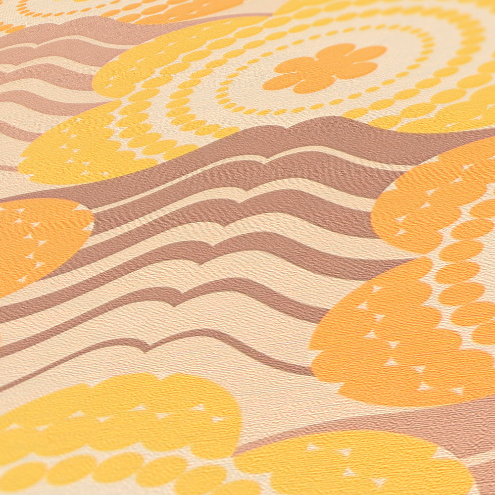             Papel pintado no tejido con motivos florales en estilo años 70 - beige, marrón, naranja
        