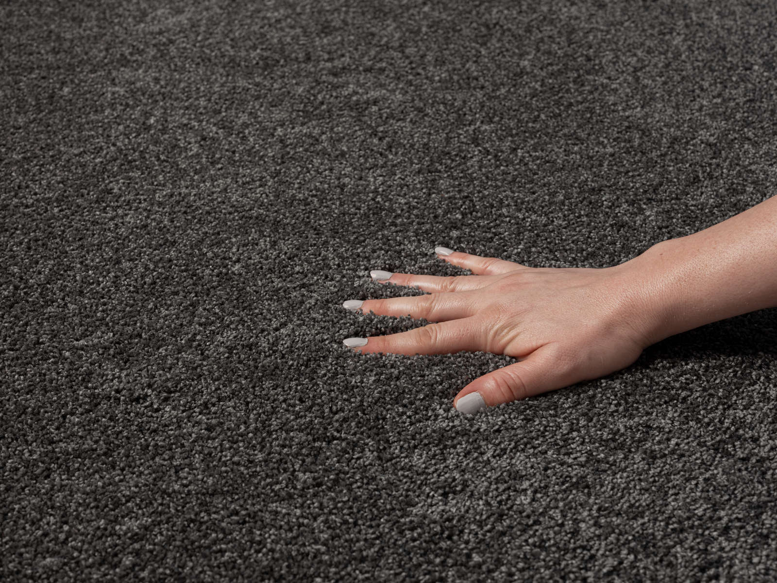             Zacht kortpolig tapijt in antraciet - 110 x 60 cm
        